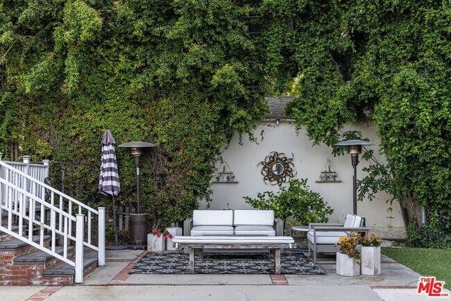 Building Photo - 4051 Beverly Glen Blvd