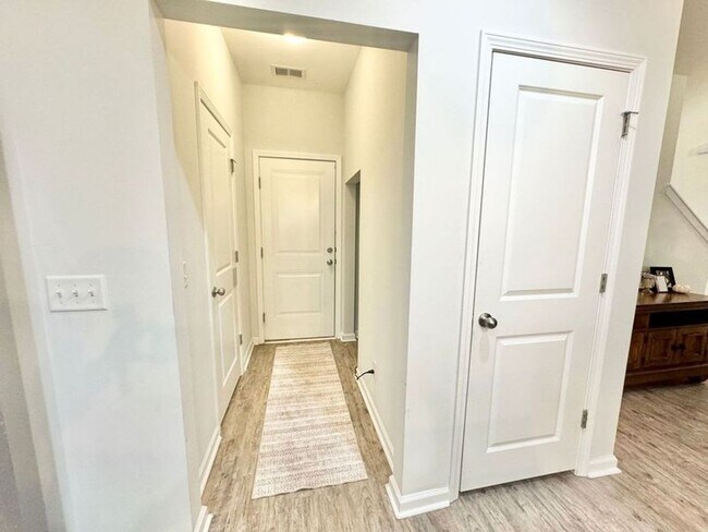 Building Photo - 1/2 off 1st and 2nd month rent - Pristine ...