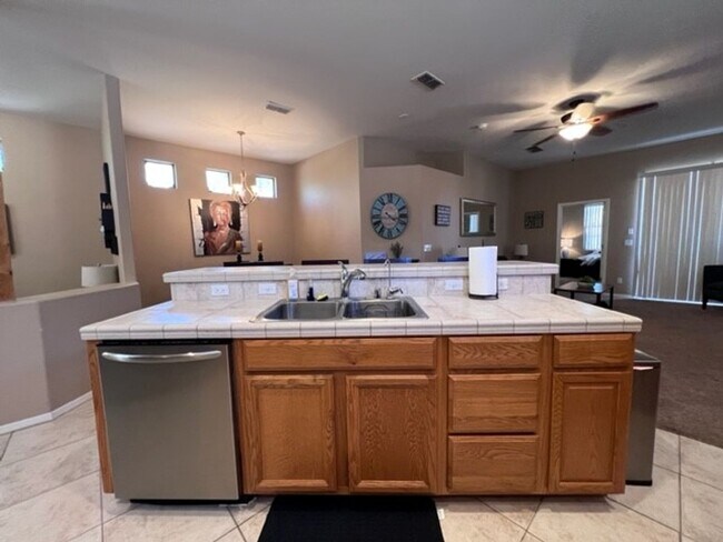 Building Photo - 2BR Vacation Home in Gated Community Bullhead Parkway with Utilities Avail 10/1