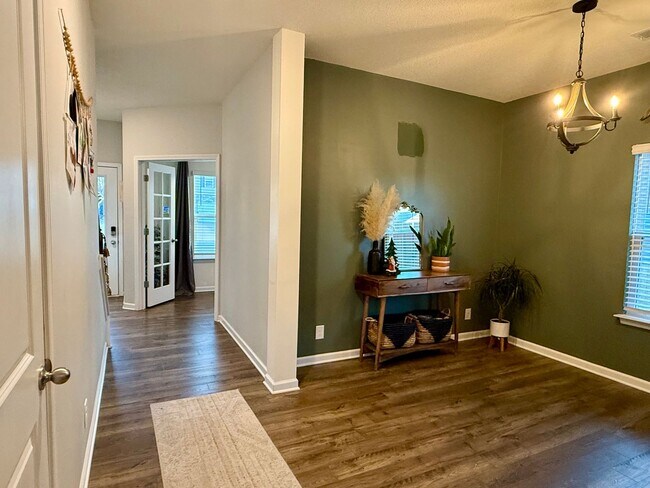 Building Photo - Beautiful 4 bedroom 2.5 bath home located in the Cliffs subdivision!