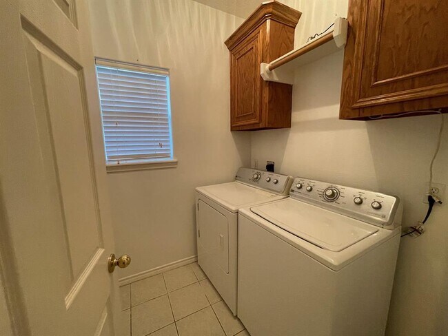 Building Photo - 1225 Sagebrush St