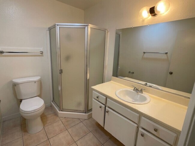 Building Photo - Moorpark 3 bed 2.5 bath Townhome close to Moorpark College