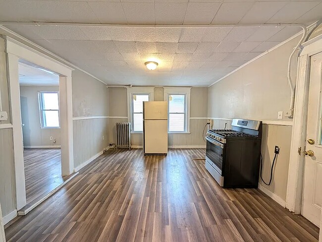 Building Photo - 305 Putnam St
