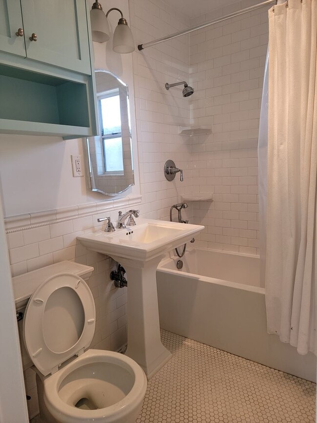 Building Photo - Charming Single Family Home with Spacious ...