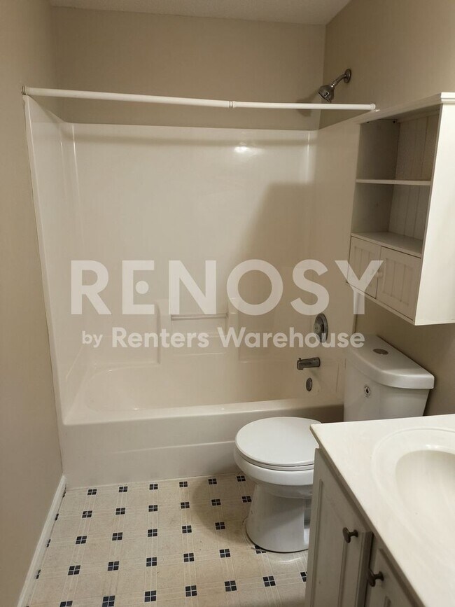 Building Photo - 4BD/3.5BA Townhome in Apple Valley Available Now!