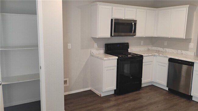 Building Photo - 1701 Forest Dr