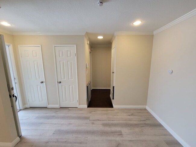 Building Photo - Rare 4 Bed, 2 Bath House