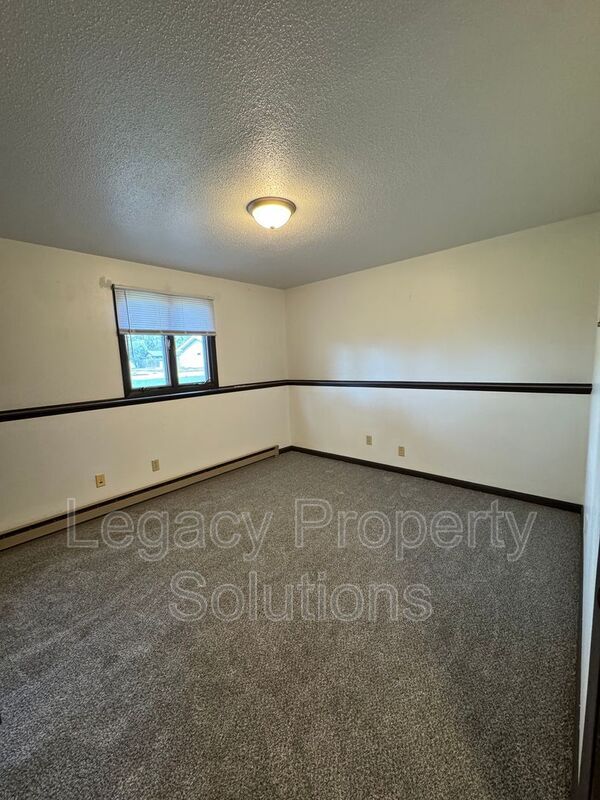 Building Photo - 206 1st St