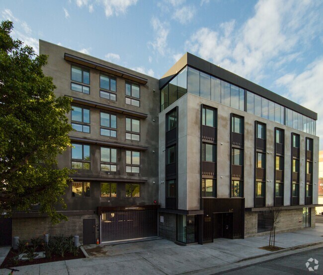 Side view from Beachwood DR - Gillis House