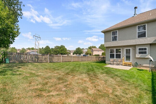 Building Photo - {13862} Spacious townhome in Prime Location + Maintenance Provided Community + Neighborhood Pool ...