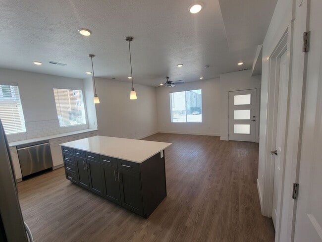 Building Photo - GORGEOUS Spacious Town Home