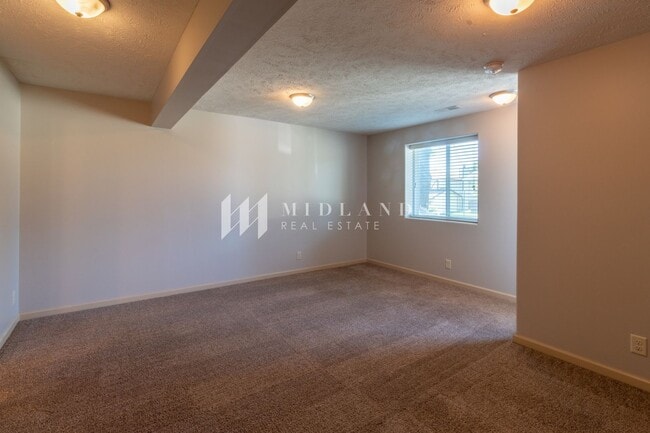 Building Photo - Beautiful Duplex