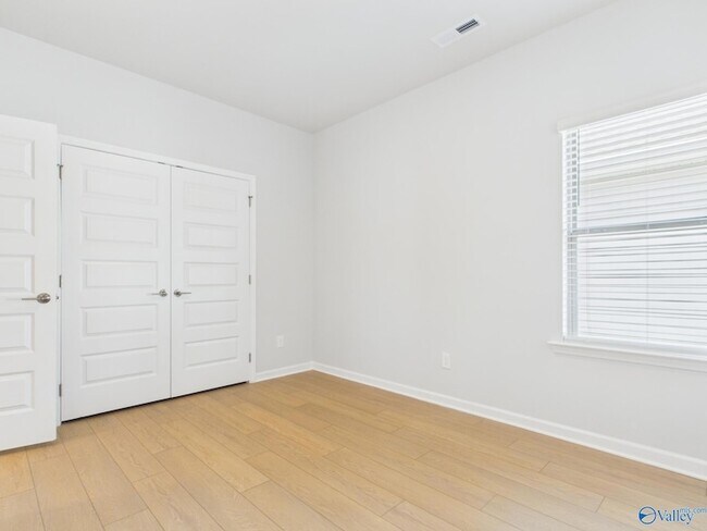 Building Photo - 307 Susan Lynn Dr