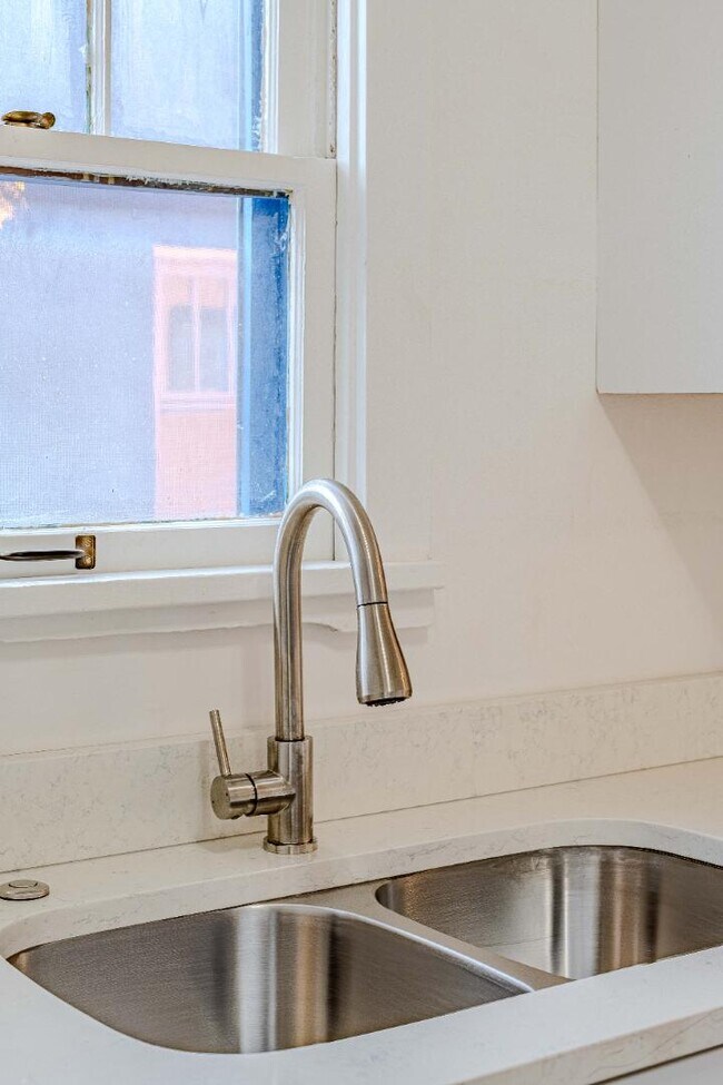 Building Photo - 720 Marquette Ave NW