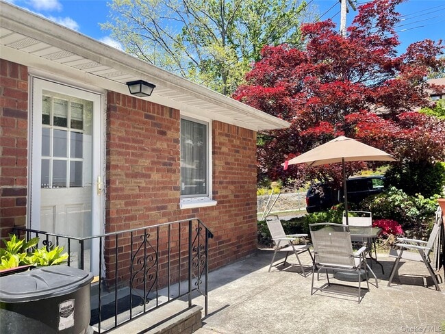 Building Photo - 39-05 Douglaston Pkwy