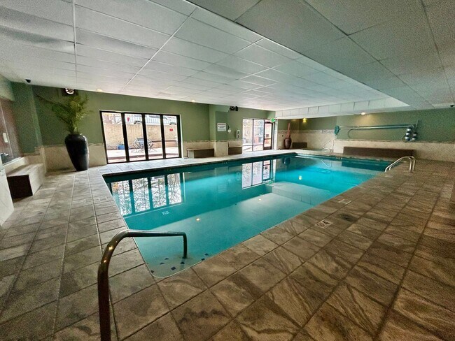 Building Photo - Beautiful 1-Bedroom Condo at Mountain Shadow Condominiums