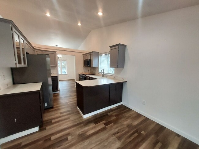 Building Photo - 4 bedroom 2.75 bath, Huge Fenced Yard with Landscaping Included!!