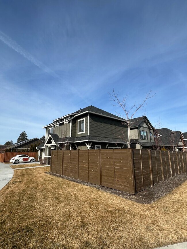 Building Photo - Beautiful Stone Creek Home | Open Layout, RV Parking & Private Pool Access