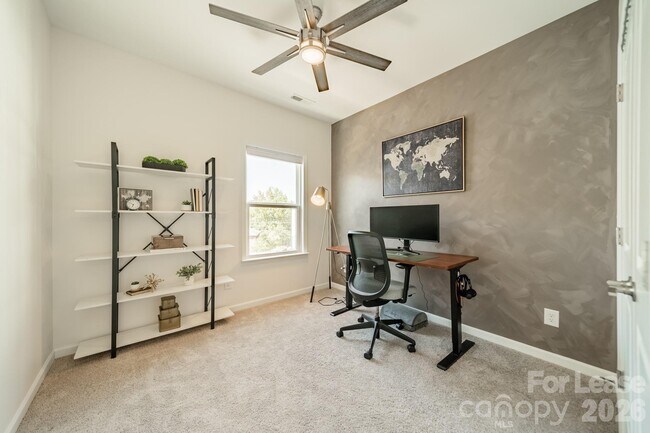 Building Photo - 4040 Hidden Oaks Dr