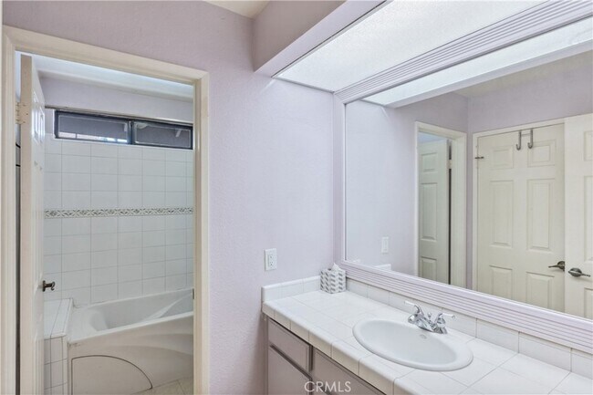 Building Photo - 2655 Victoria Park Dr