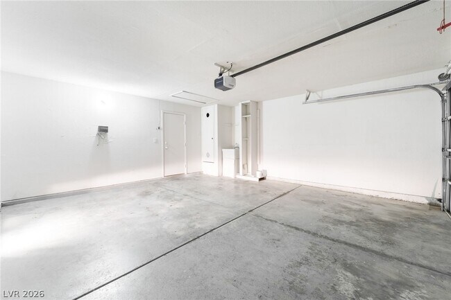Building Photo - 3645 N Veneer Ln
