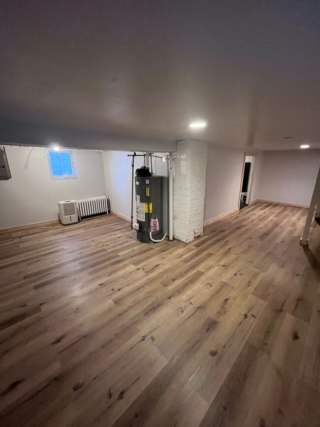 Building Photo - AVAILABLE December! - 3 Bed 1 Bath Home - With Fenced In Yard!