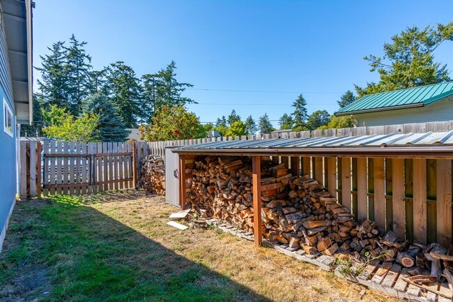 Building Photo - 634 N El Mirador St