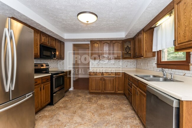 Building Photo - 4 Bed 2 and a Half Bath Single Family Home!