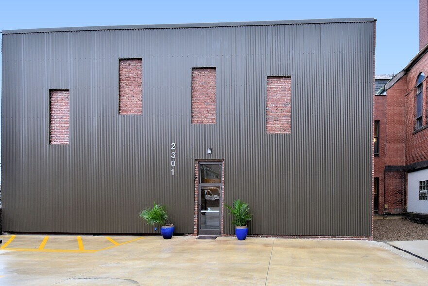 Front building - 2301 Mission St