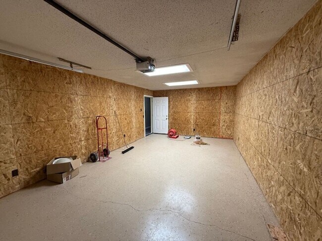 Building Photo - 115 W Ash St