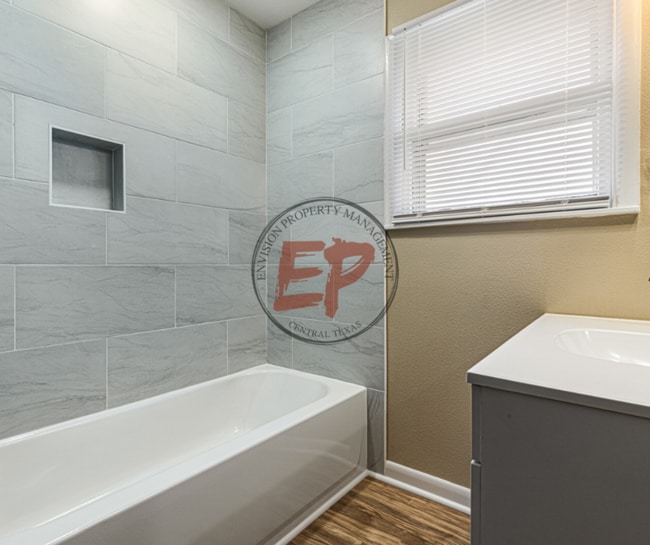 Building Photo - 817 Lawrence Dr