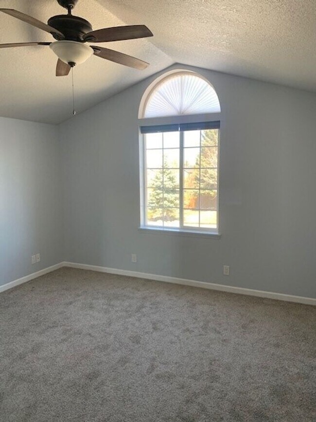 Building Photo - 3 Bed/2.5 Bath NE Bend Single Family Home with Hot Tub