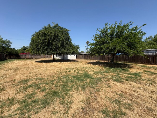 Building Photo - Spacious Dinuba Home Rent Ready!