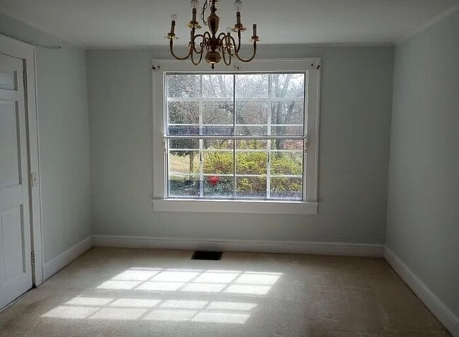 Building Photo - 5 Bedroom 2 Bath