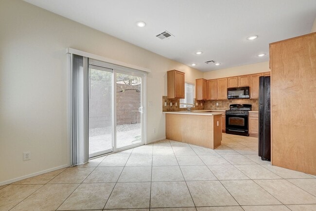Building Photo - *MOUNTAINS EDGE 3 BED 2.5 BATH * COMMUNITY POOL, FITNESS CENTER, AND SPA *