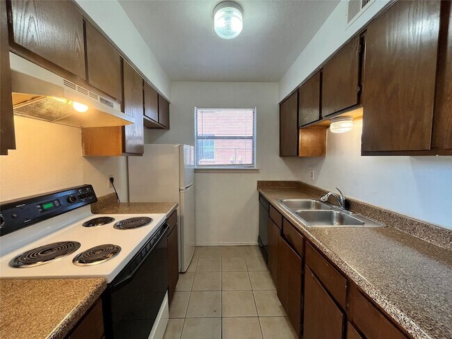 Primary Photo - 2526 W Prairie St