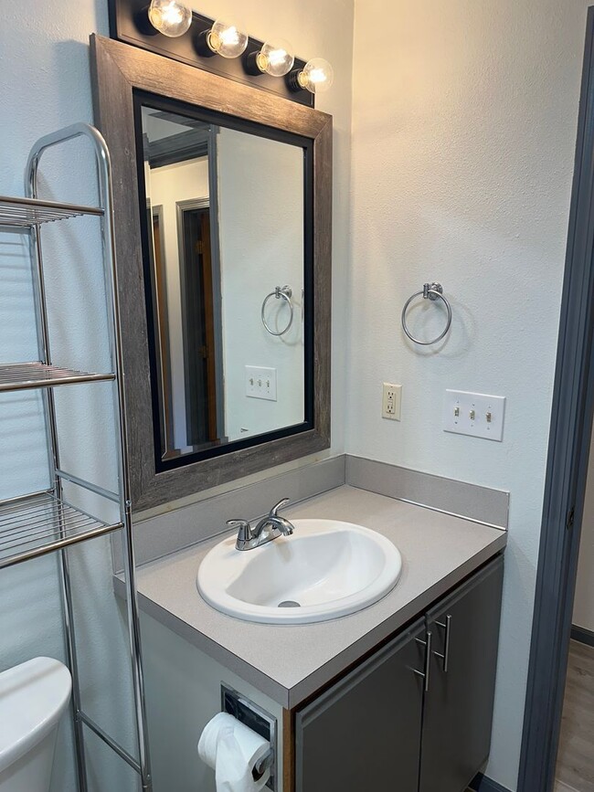 Building Photo - Beautifully updated 3 bedroom, 1 bath hous...
