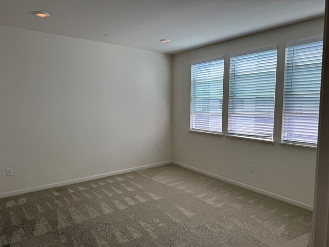 Building Photo - Executive Milpitas Townhome