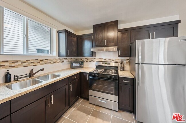 Building Photo - 5912 S Flower St