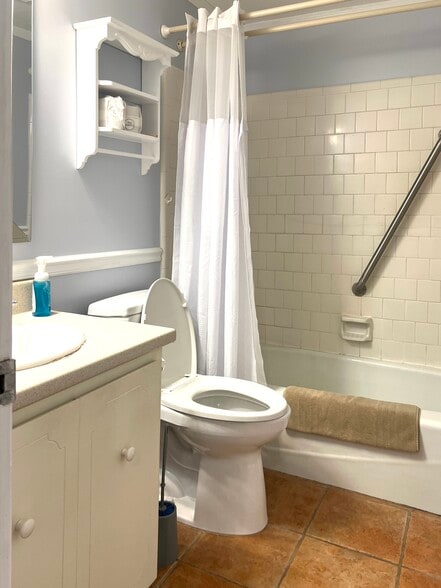 Full bath on the ground level - 902 Penn Waller Rd
