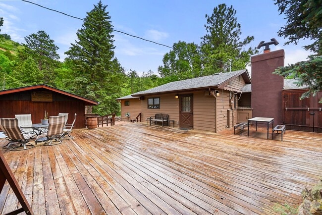 Building Photo - Mountain Life & Views- 4 bed 2 bath