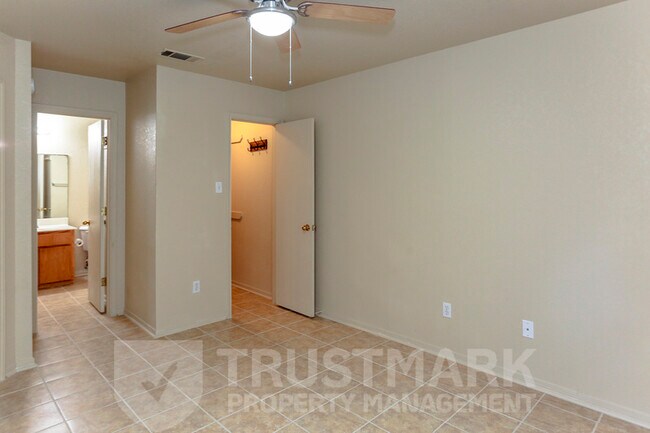 Building Photo - 932 Maplewood Dr