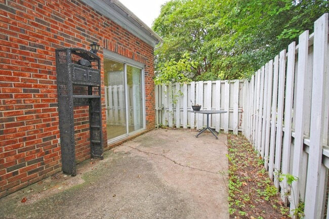 Building Photo - Charming 3-Bedroom, 2-Bath Brick Townhome ...