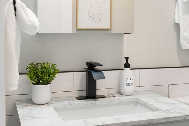 Building Photo - 1900 W 17th St