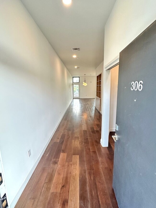 Building Photo - Stunning One bedroom/One bath Condo Locate...