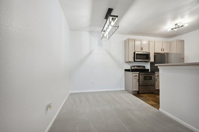 Building Photo - Updated 2 Bedroom Condo in Erie