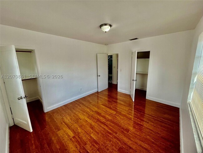 Building Photo - 525 NE 65th St
