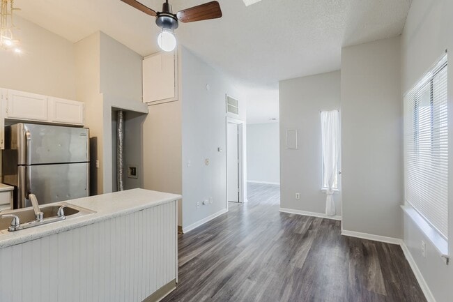 Building Photo - 920 S Dawson Way