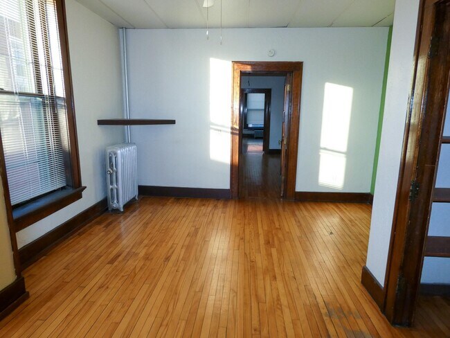 Building Photo - 15 E Main St