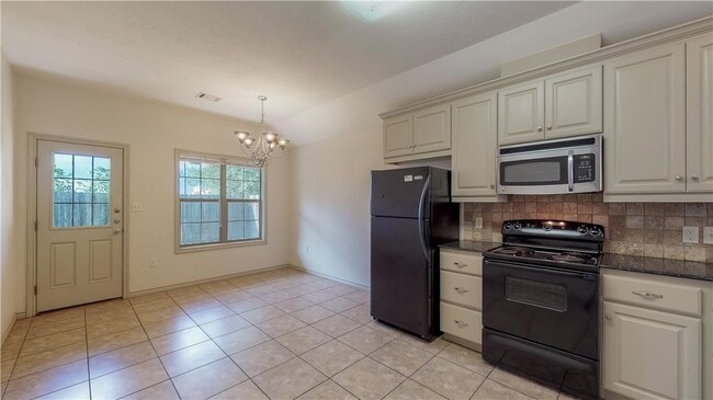 Building Photo - 115 Richards St